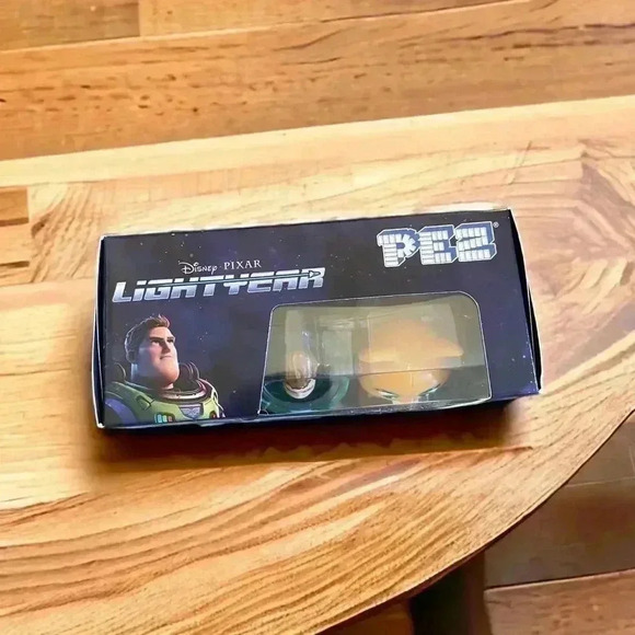 PEZ 2022 NWT Disney Pixar LIGHTYEAR Collectible Gift Set BUZZ & SOX The Cat - Picture 3 of 4